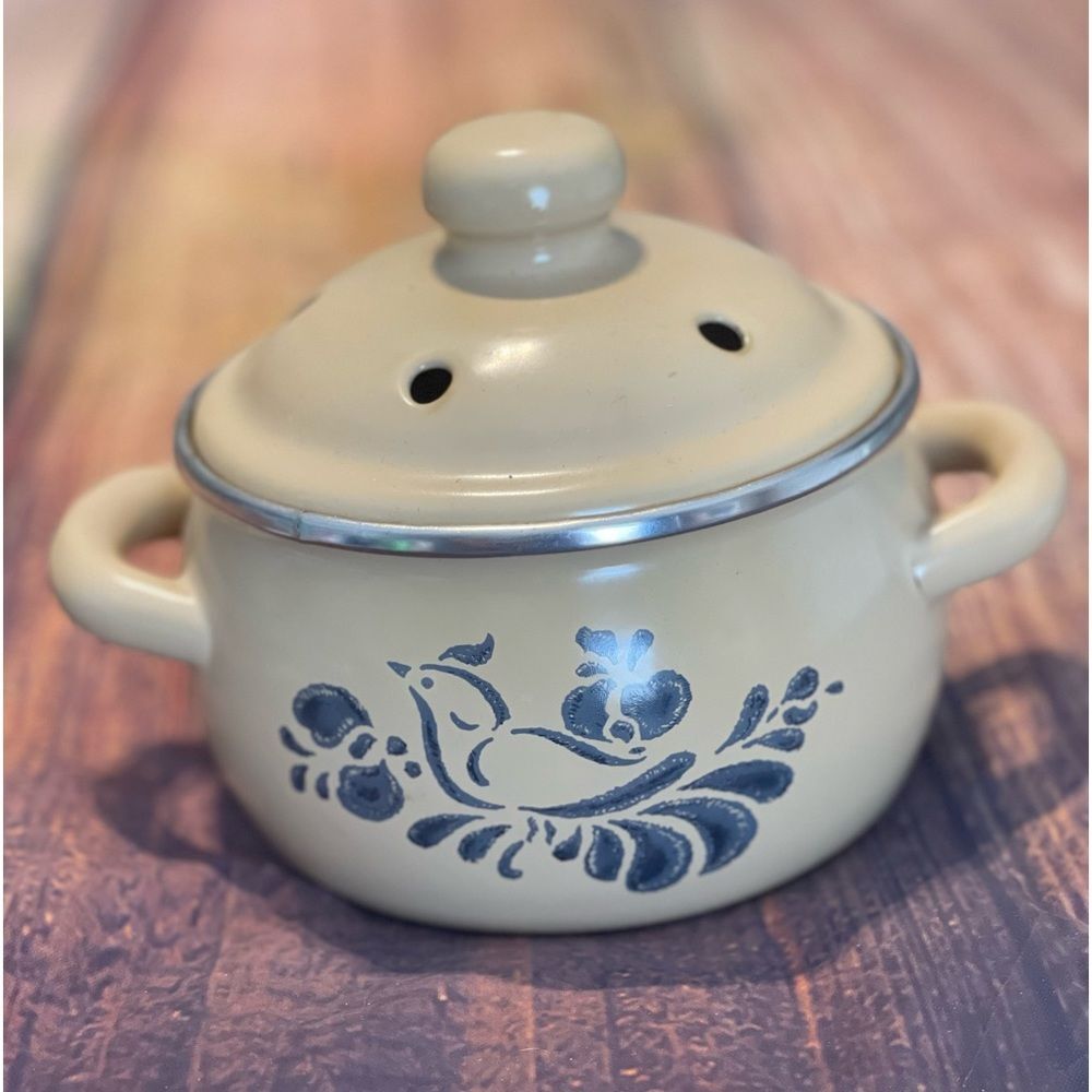 Potpourri stovetop burner.